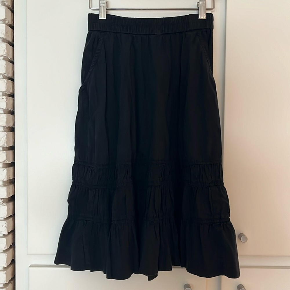 Theory.  Black skirt with pockets. Linen blend. Small